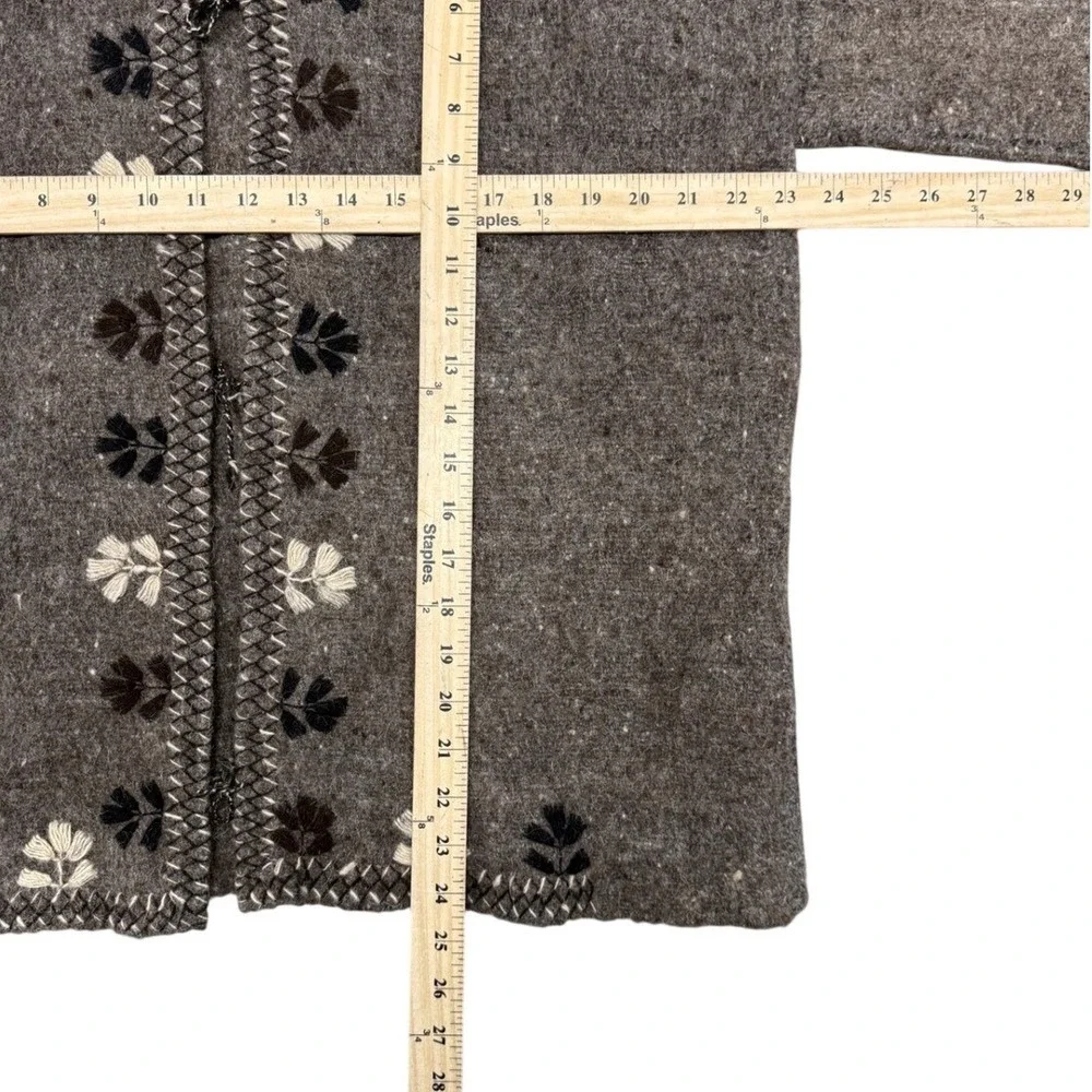 Vintage handmade Brown Wool‎ Floral Embroidered Folk Cardigan Sweater size M